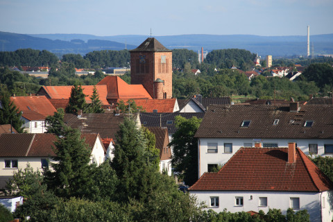 St. Bonifatius, Hahnenkamm im Hintergrund