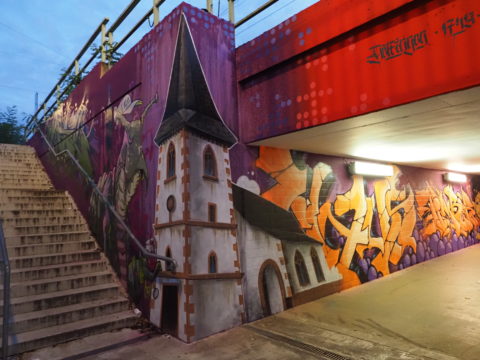 Umsetzung der Hippolytkirche mit Weinberg (links Weinbergschnecke mit Weinglas - über Eck in den Tunnel Weintrauben und Graffiti-Schriftzüge 