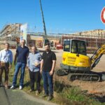 Abstimmungstreffen an der Baustelle EDEKA in Karlstein am 18.09.2025 vlnr: Peter Kreß (Karlsteins Bürgermeister), Jörn Wagner (EDEKA), Zafer Han (Investor) und Enes Masovic (Brönner Bautechnik GmbH – ausführendes Bauunternehmen)